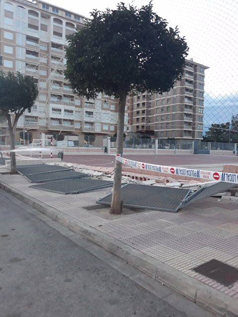 La valla del colegio Sant Vicent Ferrer-Maristas de Cullera se ha venido abajo por las fuertes rachas de viento. Un total de 30 metros lineales han caído.