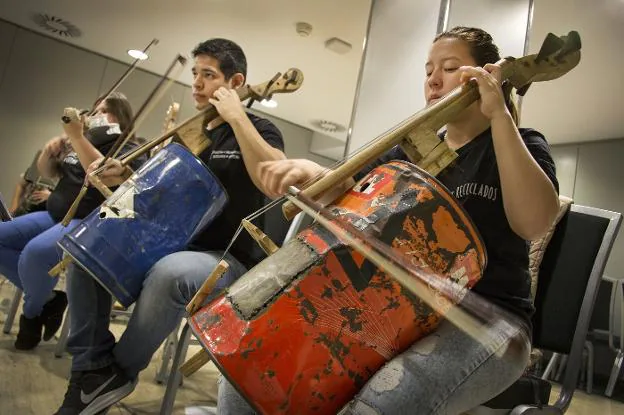 Ensayo en Madrid de la Orquesta de Instrumentos Reciclados de Cateura. 