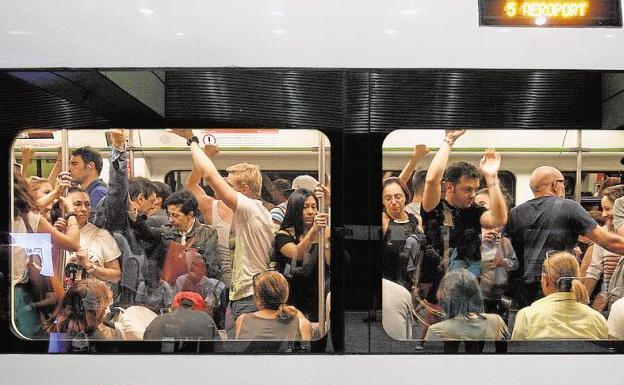 Metro de Valencia, lleno en hora punta.