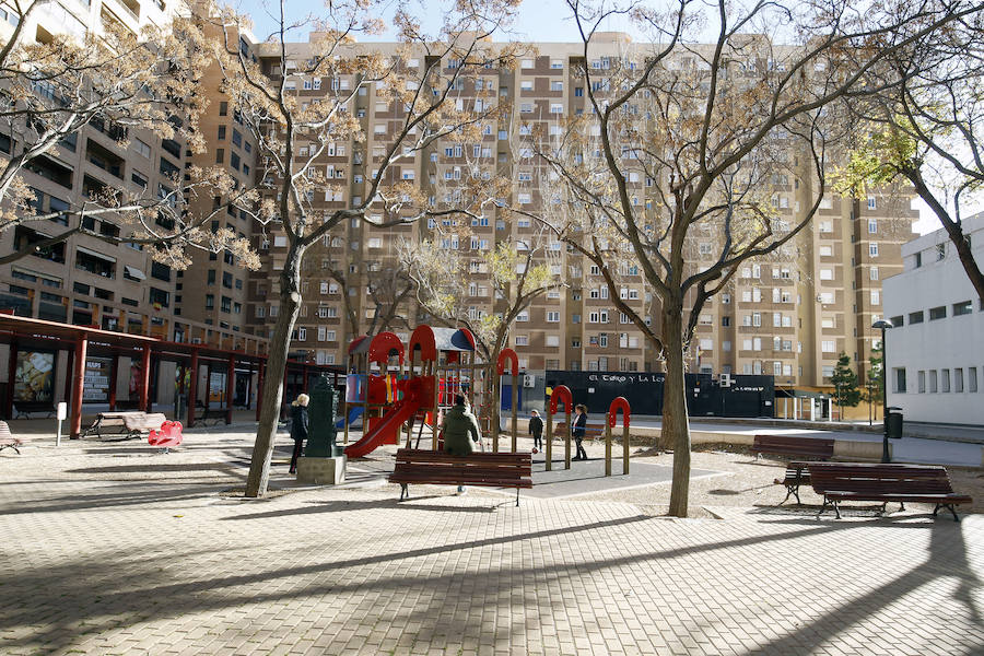 7.- Plaza del Maestro Ripoll y la tenebrosa sombra de la Inquisición | El rótulo recuerda a Cayetano Ripoll, maestro de escuela en Ruzafa que ostenta el triste honor de ser la última víctima de la inquisición española (exactamente de la Junta de Fe, que asumió sus funciones). Murió en la horca en 1826 por sus creencias religiosas, consideradas contrarias al dogma imperante. Su nombre fue reivindicado por un concejal republicano en 1892 para rotular la plaza mayor de Ruzafa, pero el Ayuntamiento se lavó las manos. Más tarde llegaron más peticiones políticas y vecinales y se consiguió el rótulo, aunque se retiró durante el franquismo. El reconocimiento definitivo a este maestro de origen catalán, muy querido en su escuela y su barrio (entonces pueblo) tuvo que esperar al mandato del socialista Pérez Casado. Su calle está fuera de la Ruzafa actual. 