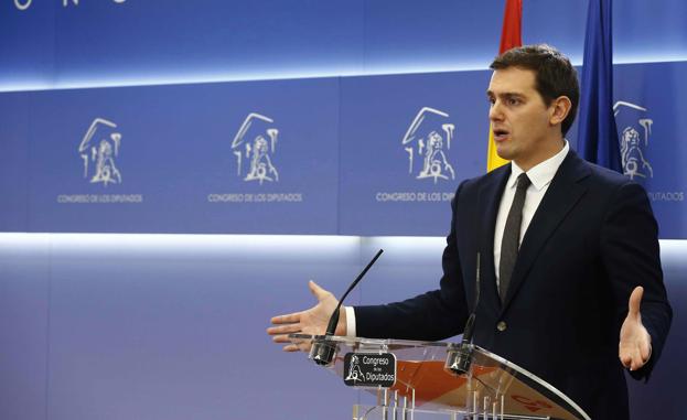 El presidente de Ciudadanos, Albert Rivera, durante la rueda de prensa que ha ofrecido hoy en el Congreso. 