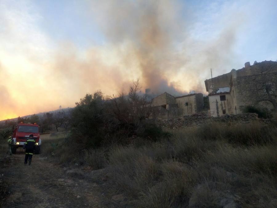 Rachas de viento de 70 km/h, un bomberos herido y masías desalojadas tras el fuego declarado en el término municipal de Culla.