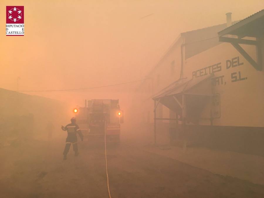 Rachas de viento de 70 km/h, un bomberos herido y masías desalojadas tras el fuego declarado en el término municipal de Culla.