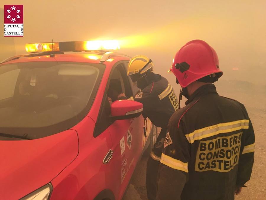 Rachas de viento de 70 km/h, un bomberos herido y masías desalojadas tras el fuego declarado en el término municipal de Culla.