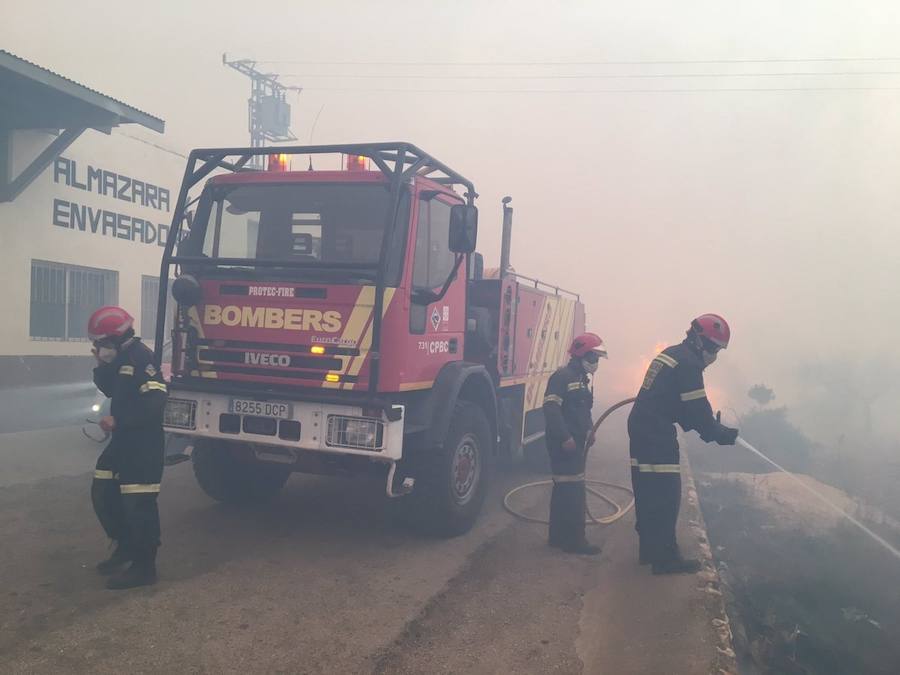 Rachas de viento de 70 km/h, un bomberos herido y masías desalojadas tras el fuego declarado en el término municipal de Culla.