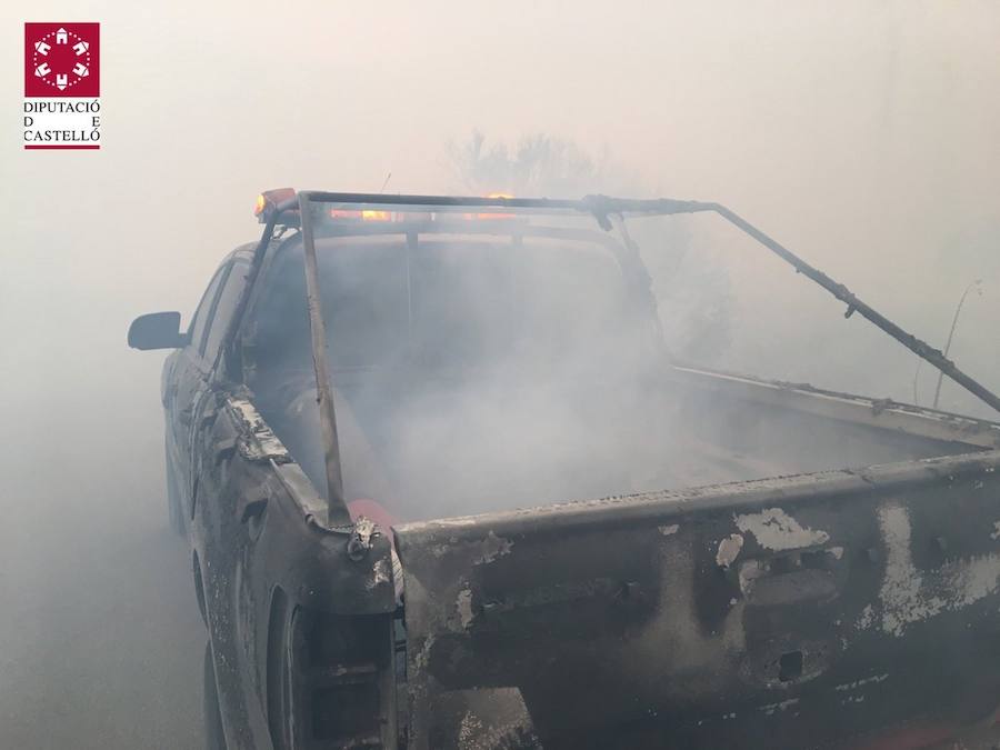 Rachas de viento de 70 km/h, un bomberos herido y masías desalojadas tras el fuego declarado en el término municipal de Culla.