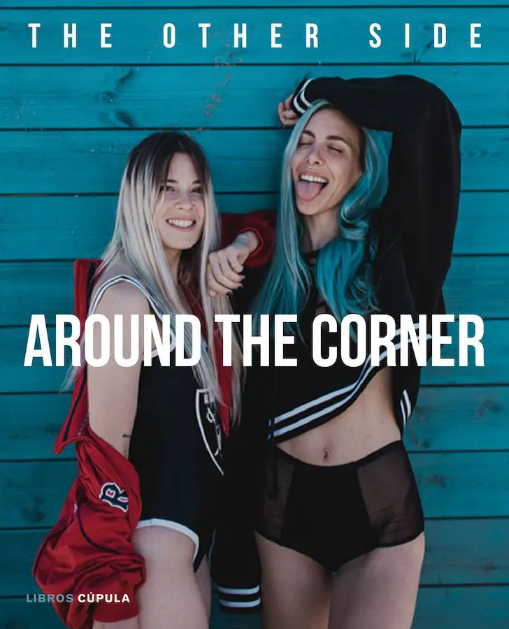 'Around the cornero' es una especie de diario, uno muy especial. Durante un año hemos ido recogiendo nuestras vivencias a través de textos y fotografías para poder mostrar el otro lado de «Around The Corner»; lo que hay detrás de la vida del youtuber. Se podría decir que este libro es una forma de conocernos a través de nuestros ojos y de nuestras mentes. Y también es una forma de presumirles a nuestros nietos cuando seamos mayores.