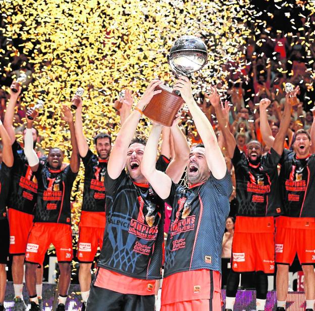 Van Rossom y Rafa Martínez levantan el trofeo de campeones de la ACB. 