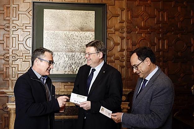 Vicent Cucarella entrega su informe al presidente Puig y al conseller de Hacienda, Vicent Soler. 