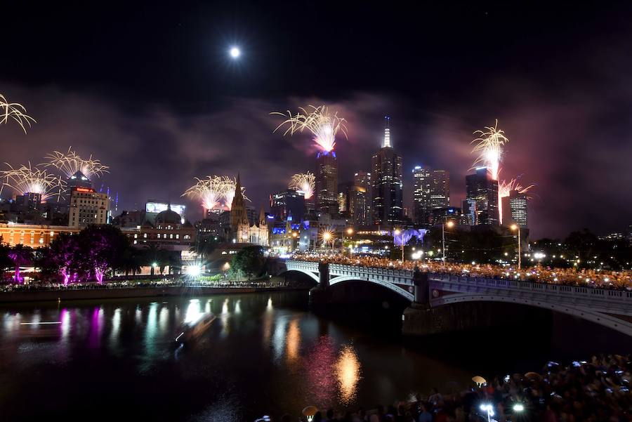 Cada país celebra a su manera la llegada del año nuevo. Mientras que en España, las doce campanadas de la Puerta del Sol y las míticas uvas marcan el cambio de año, la mayoría de países del resto del mundo lanzan fuegos artificiales para dar la bienvenida al año que entra. Taiwán, China, Japón, Nueva Zelanda, Corea del Norte... Todos ellos han hecho la tradicional cuenta atrás hasta las 12 en punto, hora a la que han lanzado la pirotecnia.