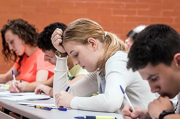 Alumnos en un aulario del campus de Tarongers de la Universitat de València. 