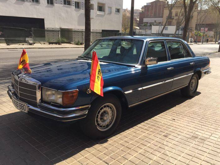 3. Un Mercedes blindado del Rey Juan Carlos I. En septiembre salió a subasta uno de los primeros Mercedes Benz blindados que el Rey Juan Carlos I y el resto de la Familia Real española utilizaban para sus actos oficiales a finales de los 70, tras su proclamación como Rey de España. Se trataba de un Mercedes Benz 450 SEL de color azul, de 5 metros de largo, 2.230kg de peso y completamente blindado. El vehículo se conservaba en perfecto estado, incluso iba acompañado de las banderas y portabanderas. Fue subastado en Catawiki por 39.500 euros. 