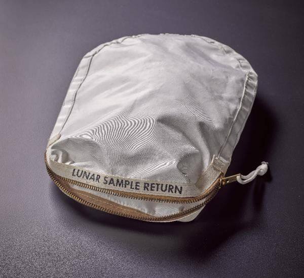 5. Una bolsa con restos de polvo lunar. Una bolsa utilizada por el astronauta estadounidense Neil Armstrong durante la misión Apollo 11 para recoger las primeras muestras de La Luna fue subastada el pasado verano en Nueva York por 1,5 millones de euros. La bolsa data de 1969 y contaba con una etiqueta que ponía ‘Retorno de muestra lunar’. Ésta se utilizó para transportar más de 500 gramos de materiales procedentes de la superficie lunar y aún conservaba algunos rastros de ese polvo.