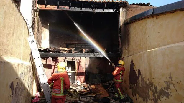 Bomberos en la extinción del incendio en Alaquàs. 