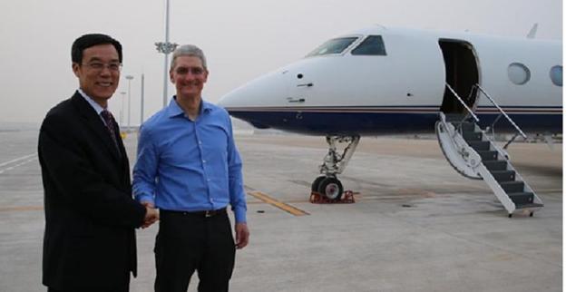 El consejero delegado de Apple, Tim Cook (derecha), se despide antes de subir a su avión. 