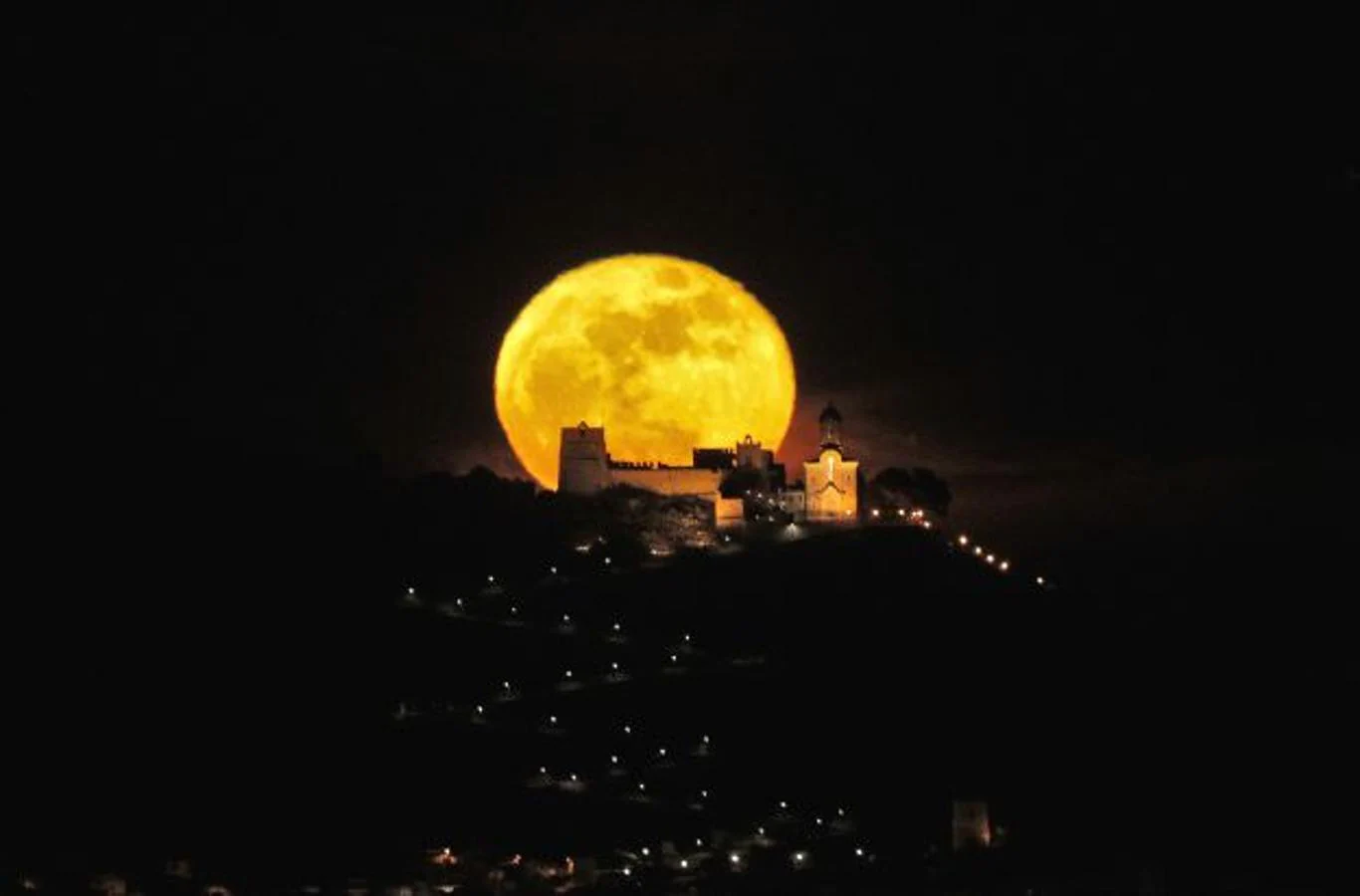 La primera luna llena de 2018 sale tras el castillo de la localidad valenciana de Cullera. La luna se encuentra en el punto de mayor acercamiento a la Tierra: el perigeo. 