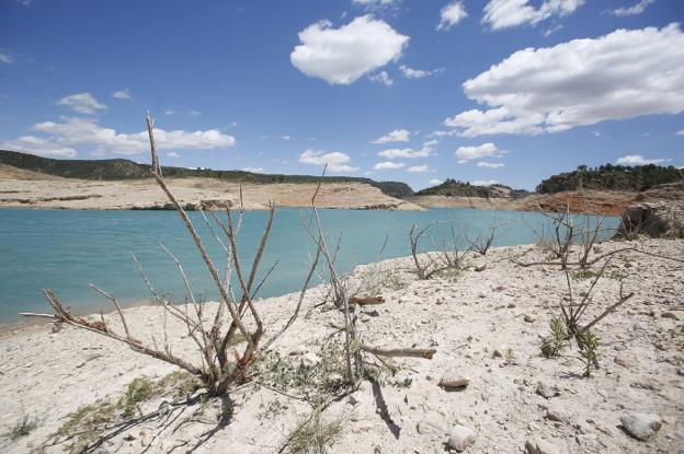 Vista del embalse de Contreras, que se encuentra al 10% de su capacidad. 