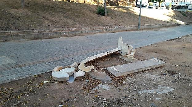 Un banco destrozado, poco después de ser reparado. 