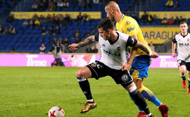 Santi Mina pelea un balón con Alejandro Gálvez.