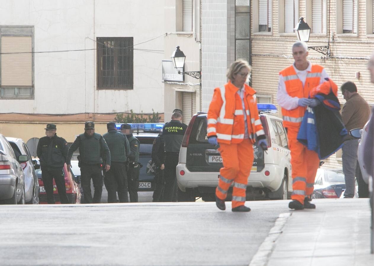 Un hombre ha sido detenido en Requena después de atrincherarse en casa de su expareja y amenazar a la mujer con un cuchillo y con matar a todos los agentes.