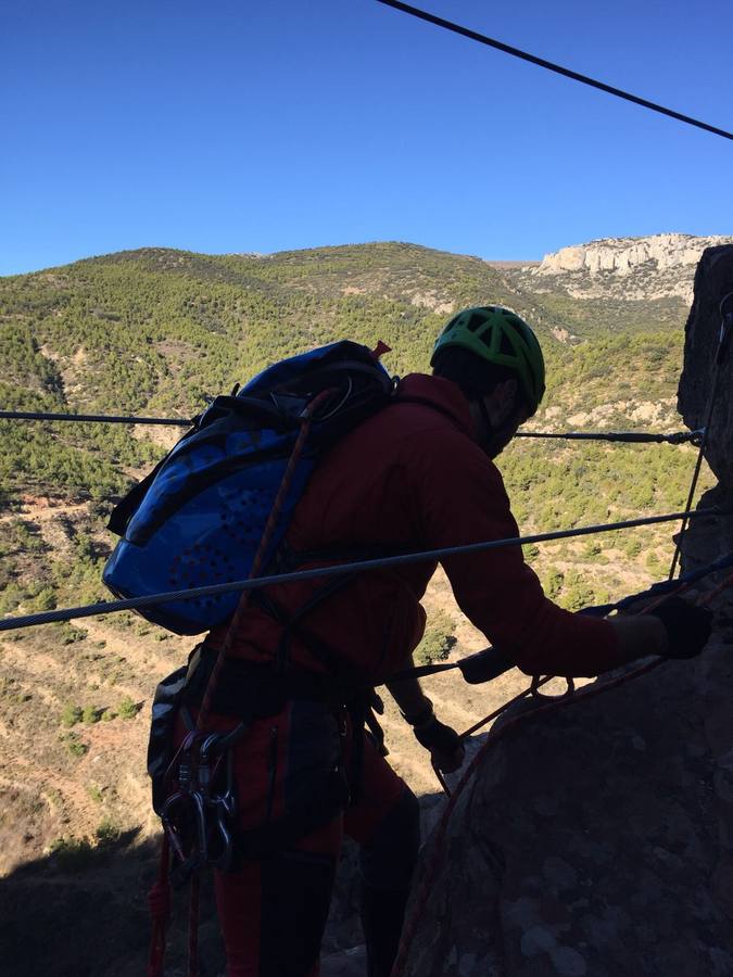 Las vias ferratas (itinerarios horizontales y verticales) de diferente dificultad gozan cada vez de mayores seguidores. Montania Guides organizó a finales de diciembre una actividad en la via ferrata de Andilla. Pronto habrá otras en la Comunitat.