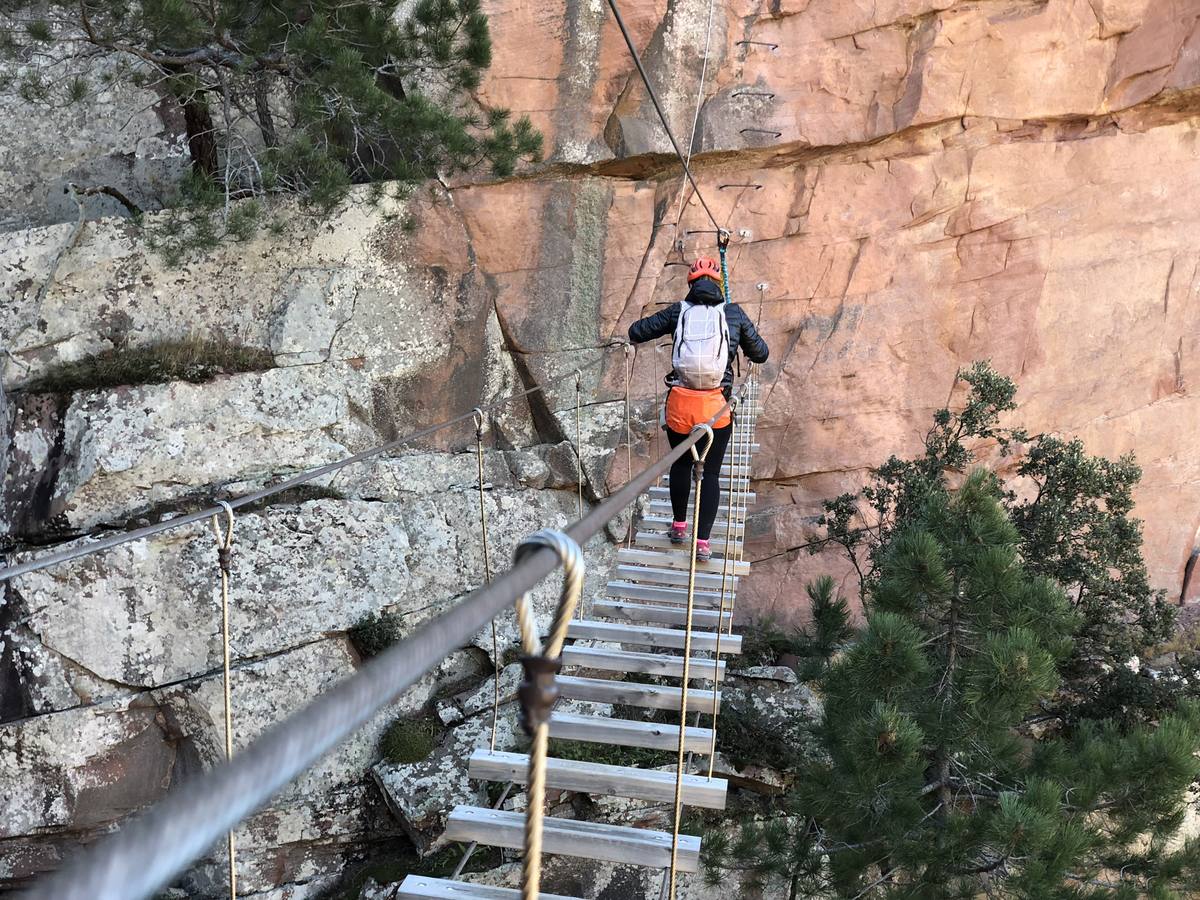 Las vias ferratas (itinerarios horizontales y verticales) de diferente dificultad gozan cada vez de mayores seguidores. Montania Guides organizó a finales de diciembre una actividad en la via ferrata de Andilla. Pronto habrá otras en la Comunitat.