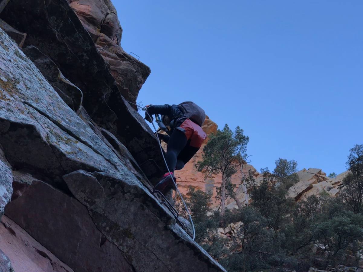 Las vias ferratas (itinerarios horizontales y verticales) de diferente dificultad gozan cada vez de mayores seguidores. Montania Guides organizó a finales de diciembre una actividad en la via ferrata de Andilla. Pronto habrá otras en la Comunitat.