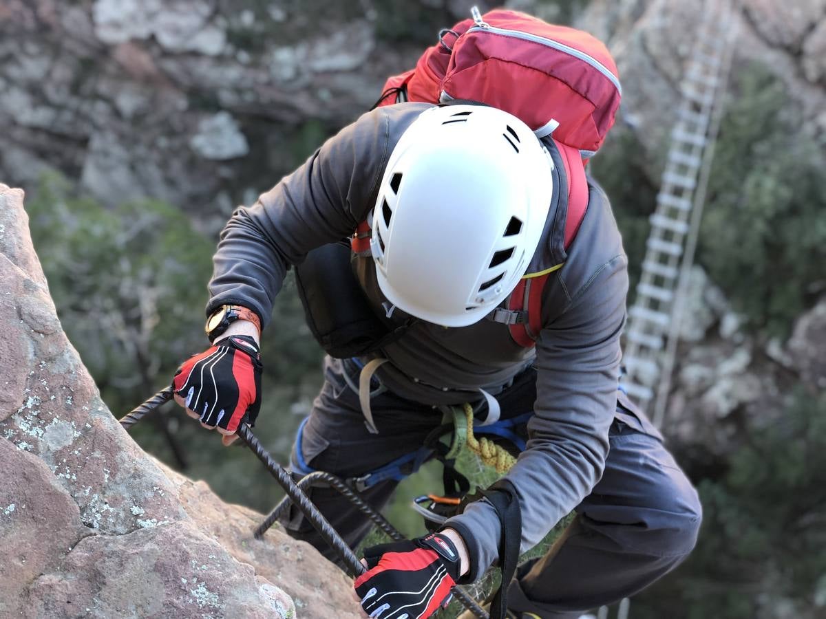 Las vias ferratas (itinerarios horizontales y verticales) de diferente dificultad gozan cada vez de mayores seguidores. Montania Guides organizó a finales de diciembre una actividad en la via ferrata de Andilla. Pronto habrá otras en la Comunitat.