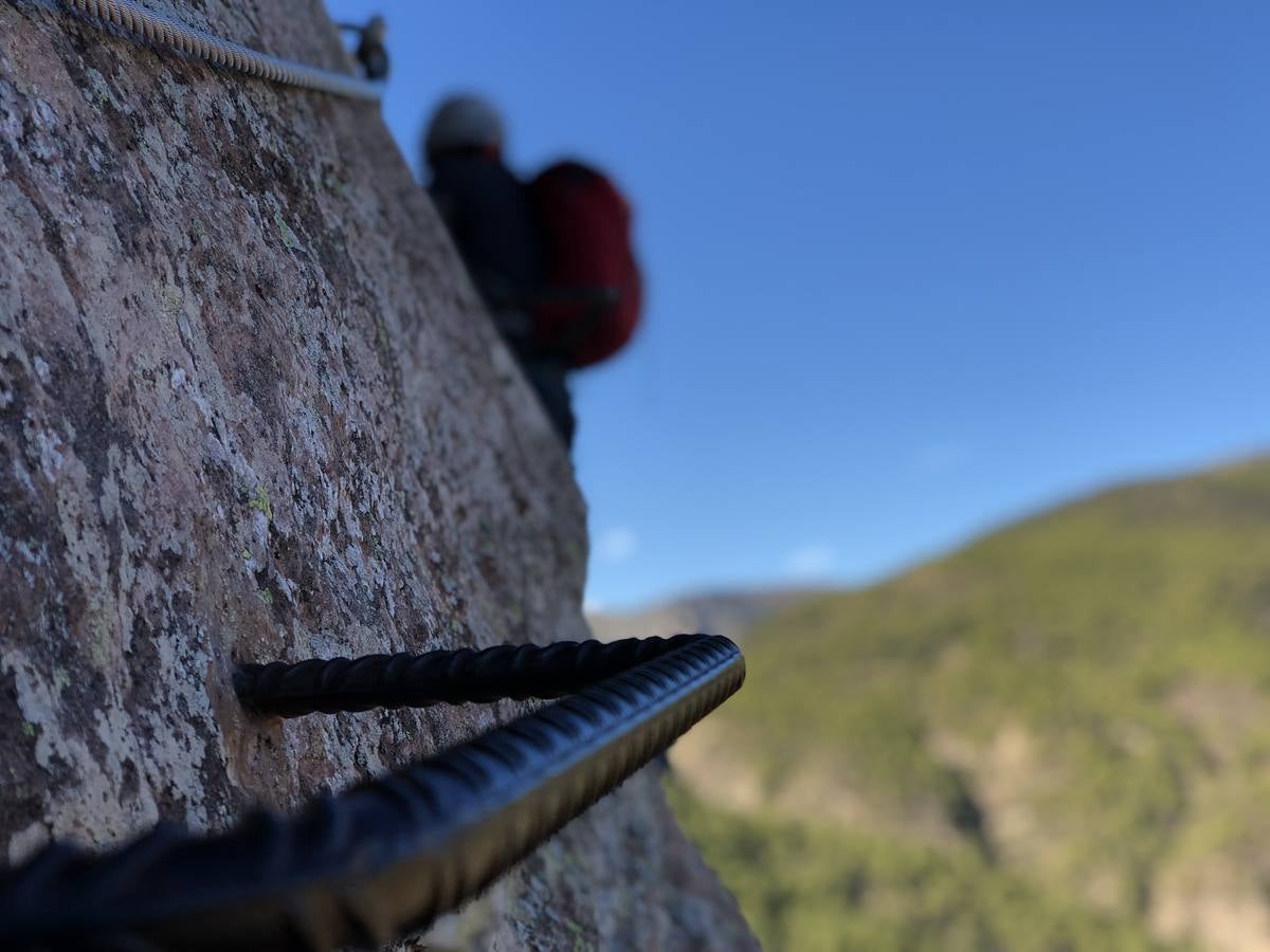 Las vias ferratas (itinerarios horizontales y verticales) de diferente dificultad gozan cada vez de mayores seguidores. Montania Guides organizó a finales de diciembre una actividad en la via ferrata de Andilla. Pronto habrá otras en la Comunitat.