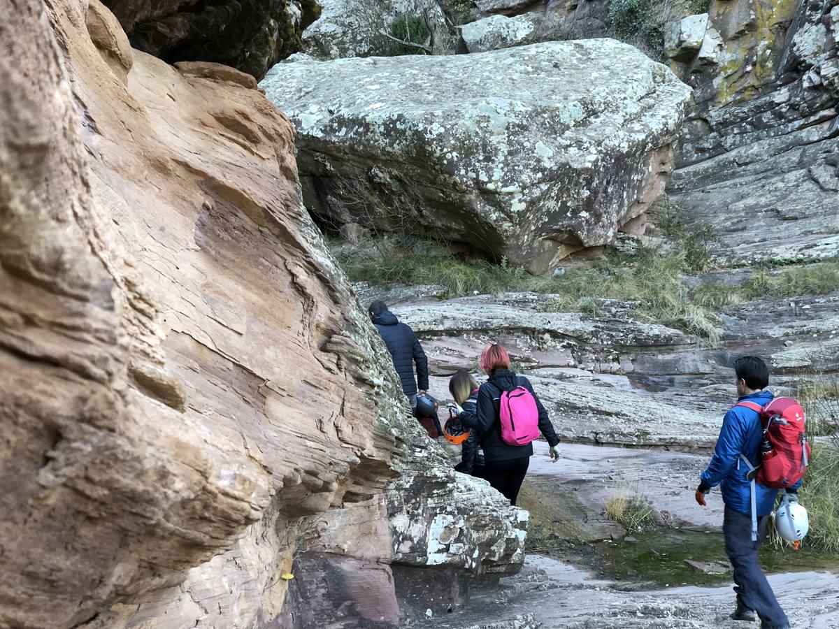 Las vias ferratas (itinerarios horizontales y verticales) de diferente dificultad gozan cada vez de mayores seguidores. Montania Guides organizó a finales de diciembre una actividad en la via ferrata de Andilla. Pronto habrá otras en la Comunitat.