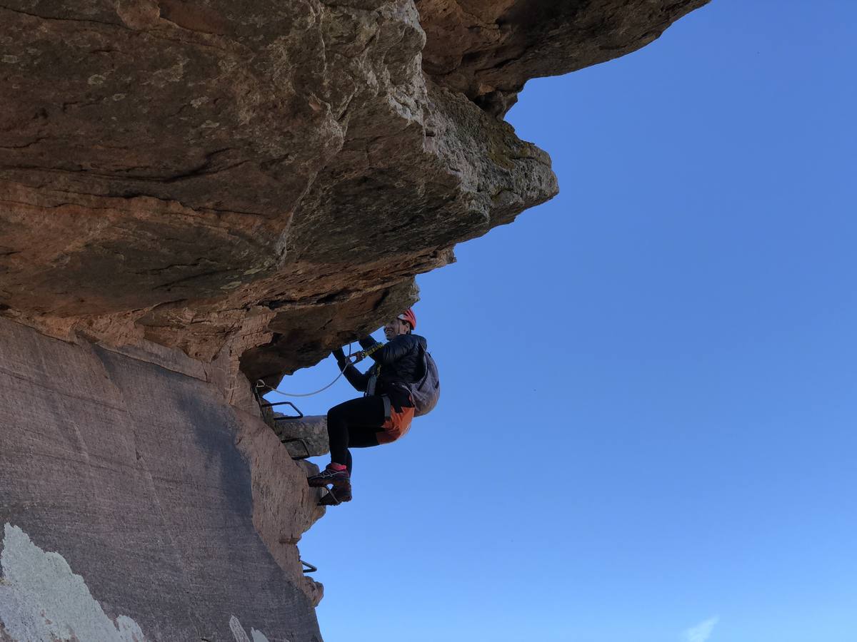 Las vias ferratas (itinerarios horizontales y verticales) de diferente dificultad gozan cada vez de mayores seguidores. Montania Guides organizó a finales de diciembre una actividad en la via ferrata de Andilla. Pronto habrá otras en la Comunitat.