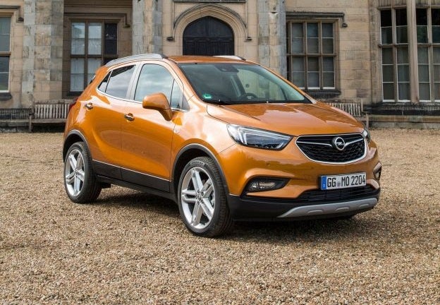 OPEL MOKKA | El presidente de la república de Corea del Norte, Kim Jong-un, pudo haber tenido mucho que ver en que este modelo se termine fabricando en Zaragoza. El Mokka inició su carrera produciéndose en Corea del Sur, en una fábrica de la antigua Daewoo, ahora propiedad de General Motors, también propietaria –entonces- de Opel. La posibilidad de un conflicto en Corea y el hecho de que el modelo se convirtiera en superventas en Europa hizo que la producción se trasladara a la planta de Opel en Aragón, de donde salen los pedidos de este modelo, muy apreciado en toda Europa, especialmente en Alemania.