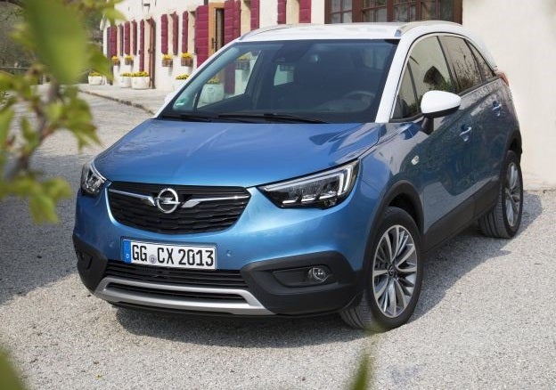 OPEL CROSSLAND | El Mokka no es el único SUV que se fabrica cerca de la basílica del Pilar, y ahora le acompaña el Crossland. Opel tenía que renovar el monovolumen Meriva y, como este tipo de coches ya no tienen el favor del público, lo ha convertido en un crossover. Desde allí estos Crossland ‘mañicos’ atraviesan Aragón y la Comunidad Valenciana subidos en un tren de antes de la guerra para embarcar, desde el Puerto de Valencia, a países de toda Europa. Muchos de ellos se quedan en España, donde ya tiene un gran número de pedidos y ventas.