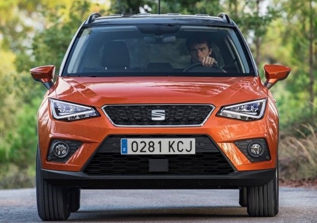 SEAT ARONA | Es uno de los últimos en llegar al sector de los SUV de tamaño urbano, de los que España es el principal productor en Europa. El primer SUV de Seat, el Ateca, se fabrica en la República Checa, pero el Arona es cien por cien ‘Made in Spain’. La versión SUV del Ibiza toma todo lo bueno del utilitario español y añade el nombre de una localidad de Tenerife para sorprender al público. Como muchos de este sector, la carrocería en dos colores, grandes llantas y muchos cromados lo acercan más a la ciudad que a los terrenos más agrestes.