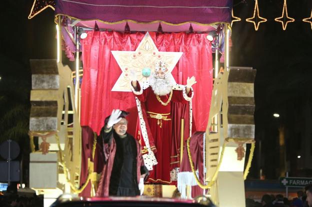 El rey Melchor durante la cabalgata de Reyes del año pasado en Gandia. 