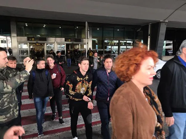 Luciano Vietto, en el centro de la imagen, a su llegada a Valencia. 