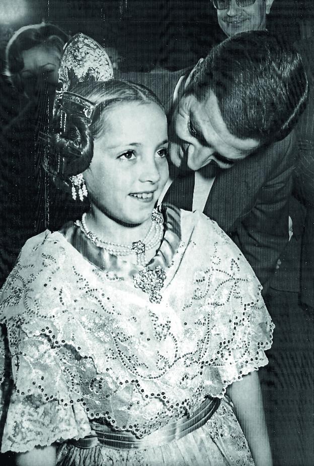 Adolfo Suárez con su hija, fallera mayor infantil de Valencia en 1977. 