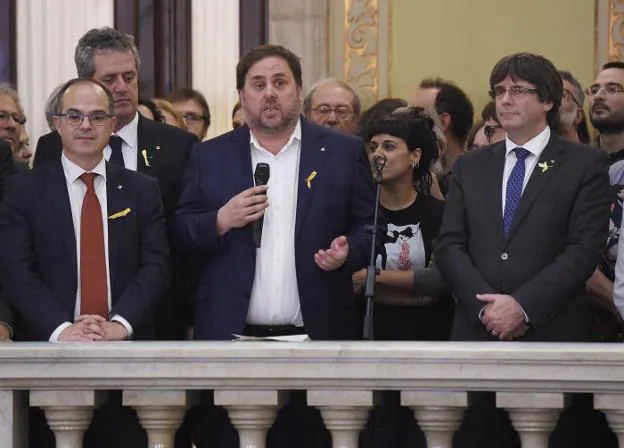Junqueras interviene en el Parlament junto a Carles Puigdemont tras proclamar la independencia el pasado 27 de octubre. 