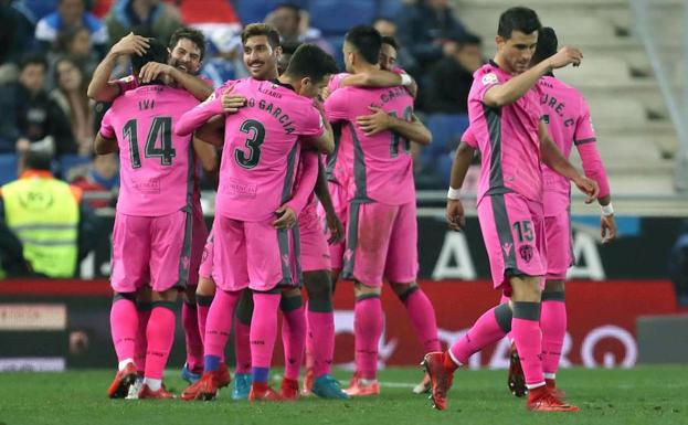Los jugadores del Levante celebran el gol de la victoria.