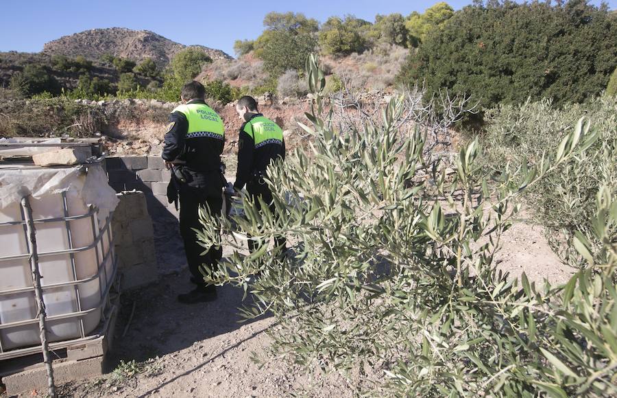 Dos policías en el lugar donde los perros atacaron al hombre.