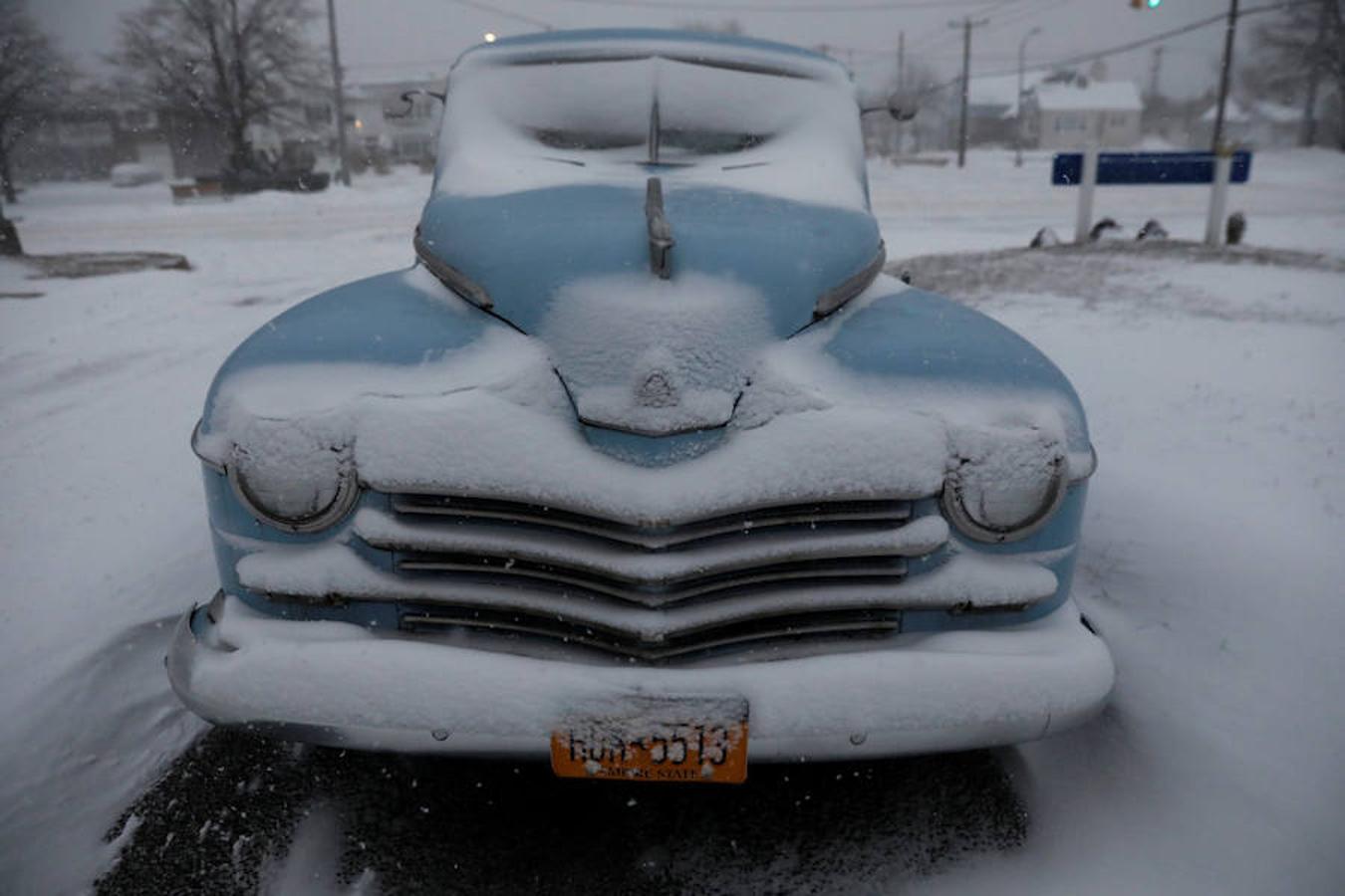 La ciudad de Nueva York y sus alrededores sufrió este jueves la tormenta de nieve más intensa de la temporada, con vastas áreas en estado de emergencia y los aeropuertos JFK y LaGuardia con sus operaciones suspendidas. Tras la tormenta se espera más frío y la sensación térmica puede ser estos días de hasta -30ºC.