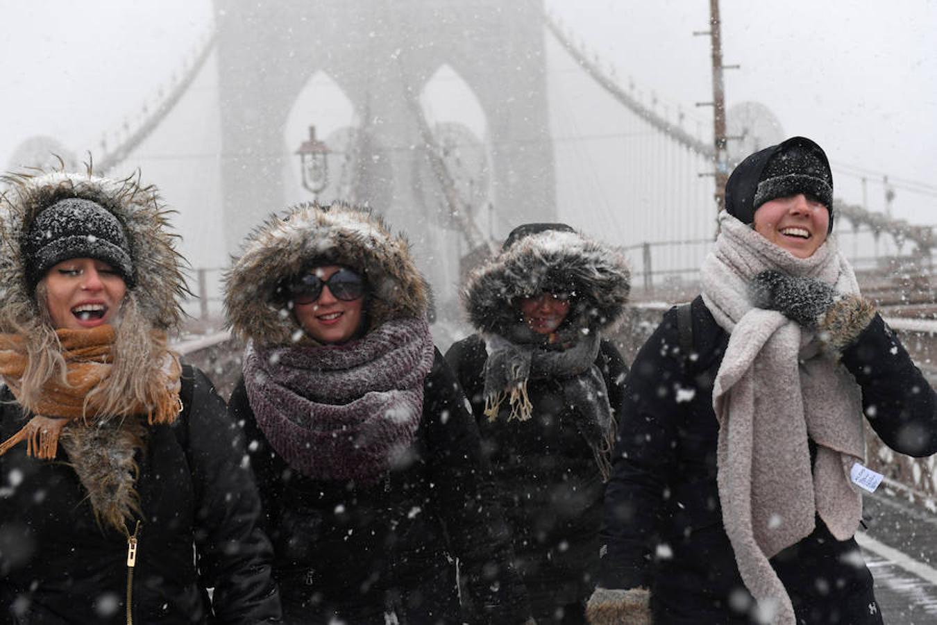 La ciudad de Nueva York y sus alrededores sufrió este jueves la tormenta de nieve más intensa de la temporada, con vastas áreas en estado de emergencia y los aeropuertos JFK y LaGuardia con sus operaciones suspendidas. Tras la tormenta se espera más frío y la sensación térmica puede ser estos días de hasta -30ºC.