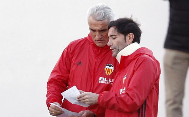 Marcelino, con su ayudante, en el entrenamiento del jueves.