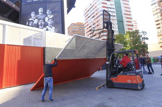 La puerta. Los operarios del Valencia levantan la puerta caída para colocarla de nuevo en Mestalla.