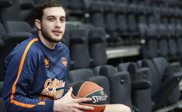 Sergi García durante posa en la Fonteta.