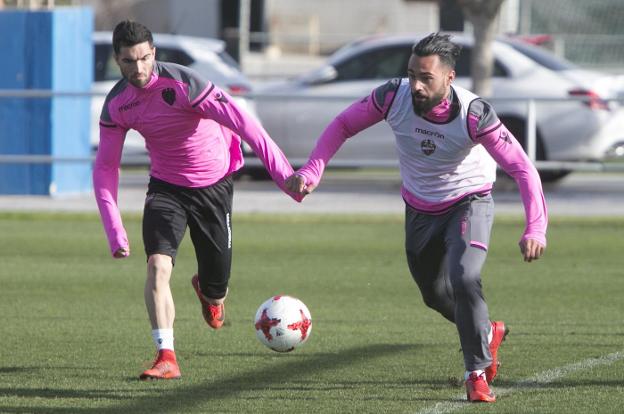 Ivi conduce el balón durante uno de los entrenamientos de esta semana en la ciudad deportiva de Buñol.