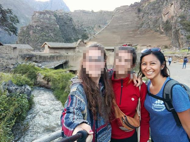 La vecina de Valencia Nathaly Salazar (derecha), junto a dos amigas, en una imagen reciente. Debajo, la reseña de desaparición. 