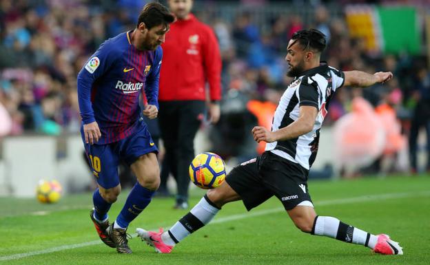 Ivi y Messi disputan un balón.