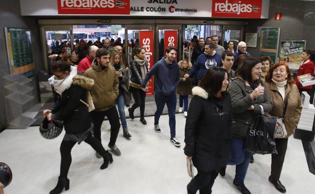 Primer día de las rebajas de invierno en un centro comercial de Valencia. 