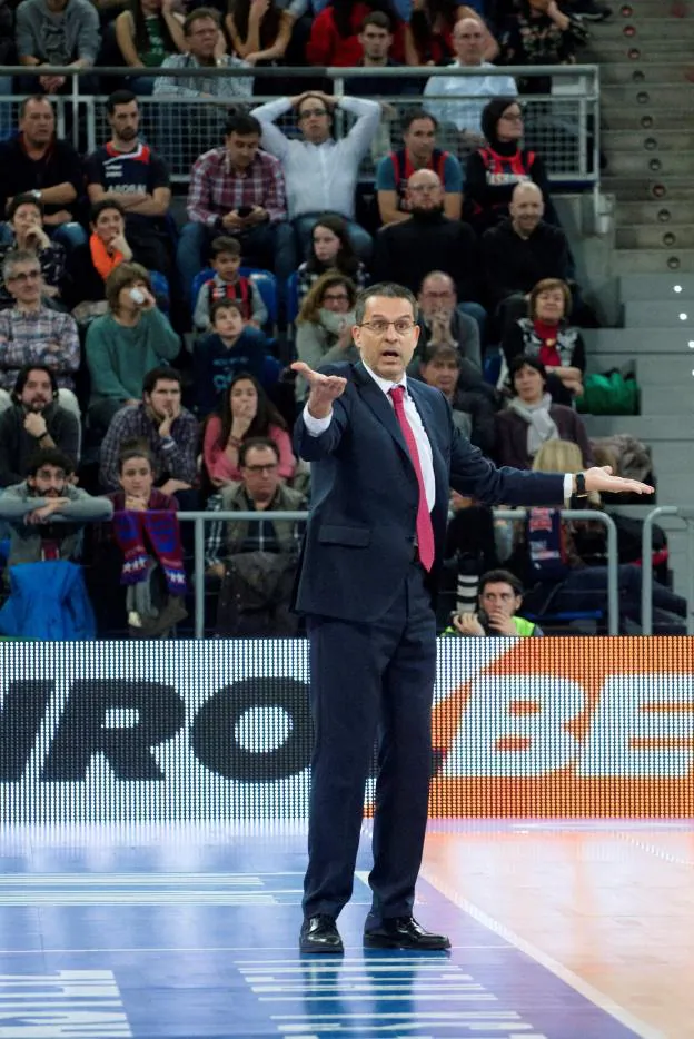 Pedro Martínez gesticula durante el partido. 